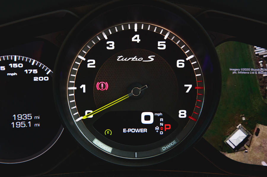 Porsche Cayenne Turbo S E-Hybrid 2020 : premier bilan de la conduite au Royaume-Uni - instruments
