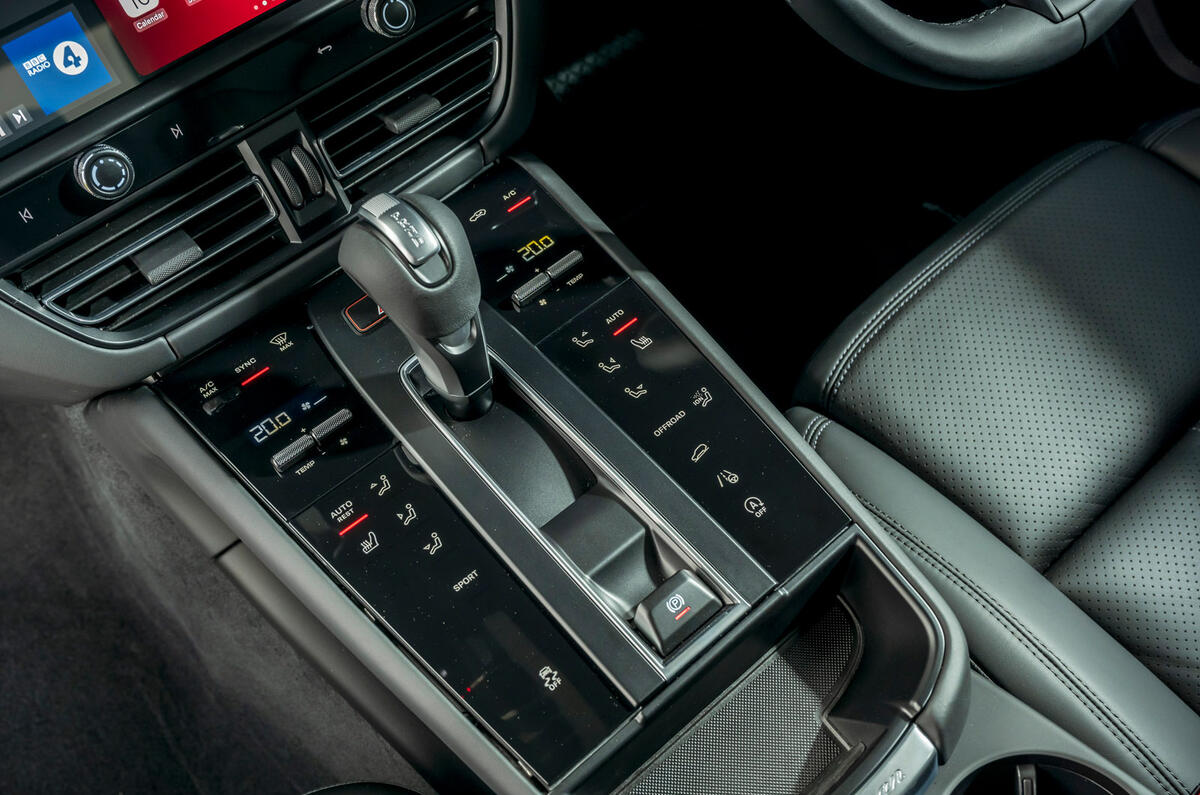 8 Console centrale de la Porsche Macan 2 litres 2021 premier essai au Royaume-Uni