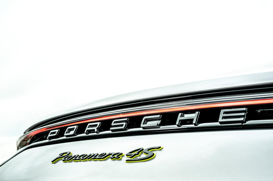 Porsche Panamera e-Hybrid 2020 : premier bilan de conduite au Royaume-Uni - badge arrière
