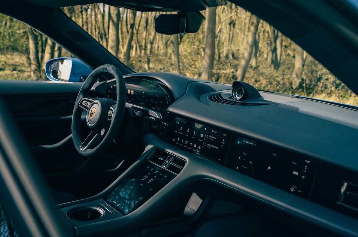 8 Porsche Taycan Cross Turismo 2021 LHD cabin