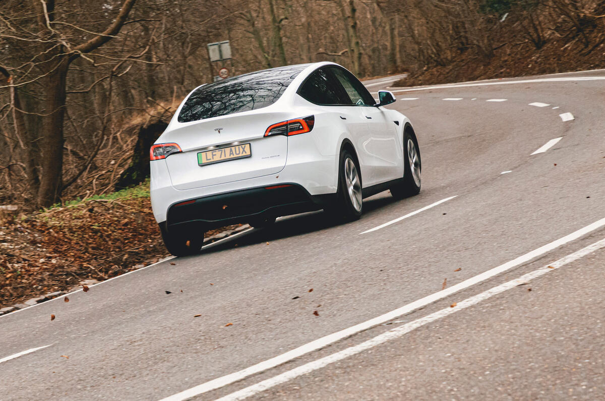 8 Tesla Model Y 2022 UE : essai de conduite, suivi des virages arrière