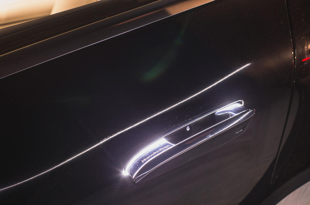 82 BMW iX vs Mercedes EQS 2022 EQS door handles