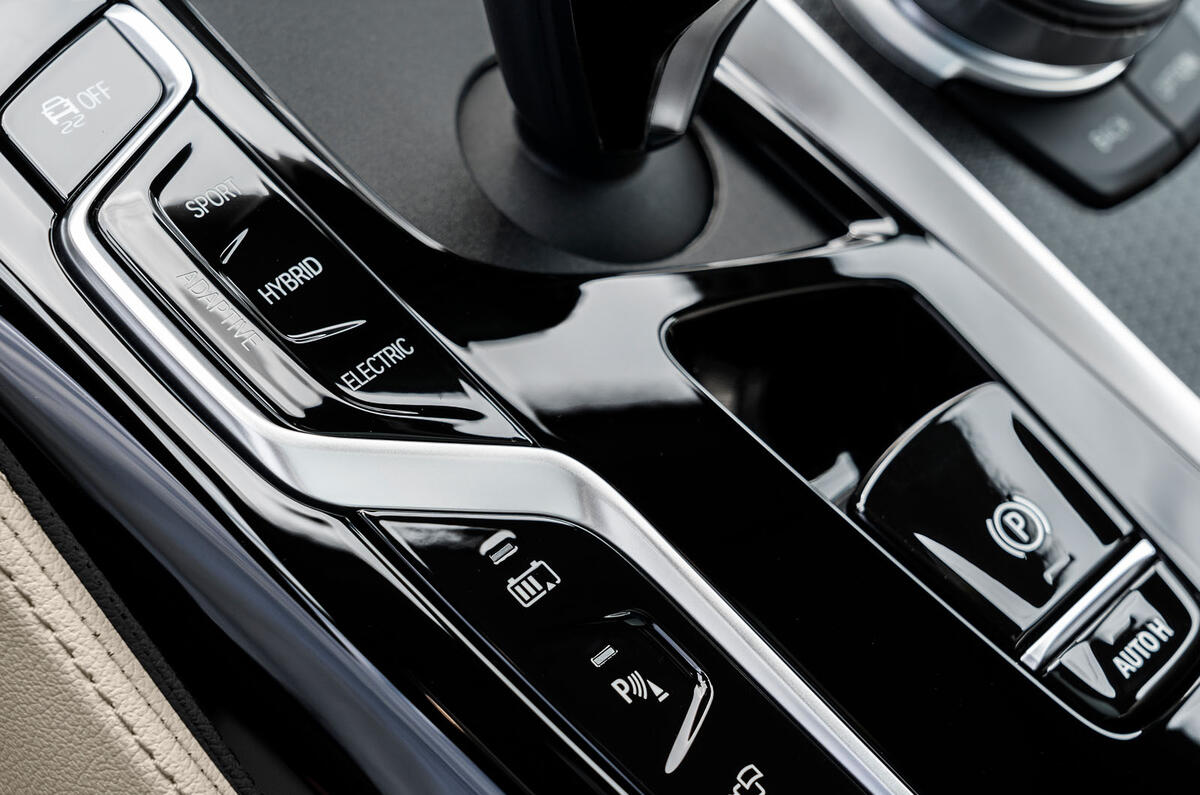 BMW 530e 2020 facelift official images - centre console