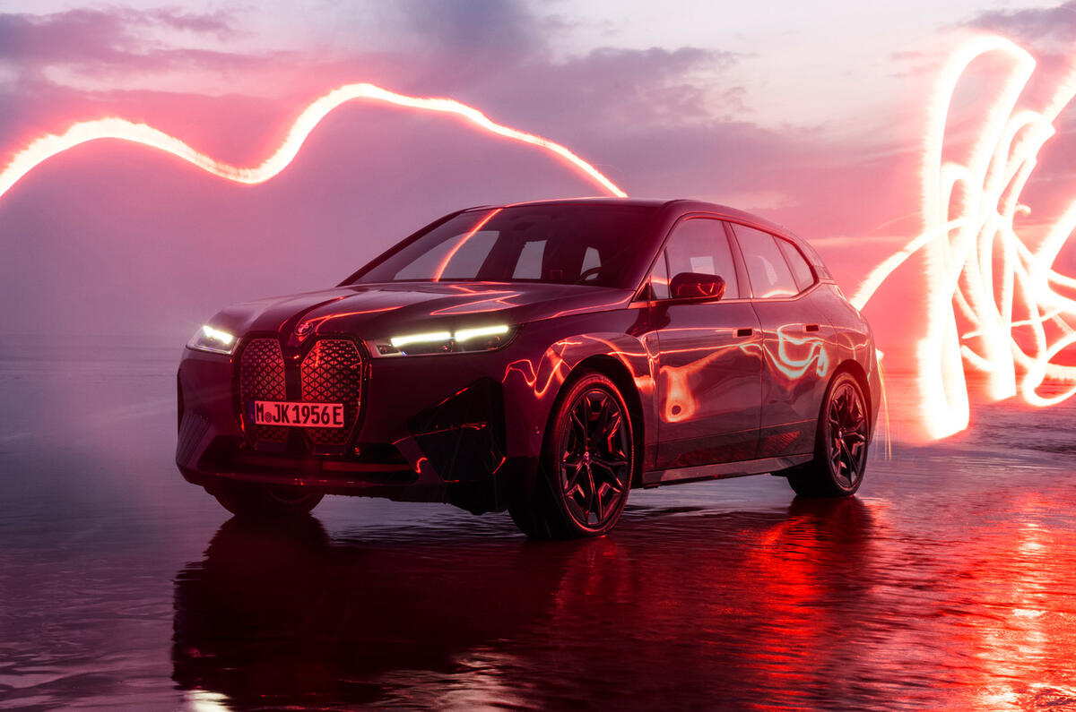 85 BMW iX M60 2022 reveal light paint