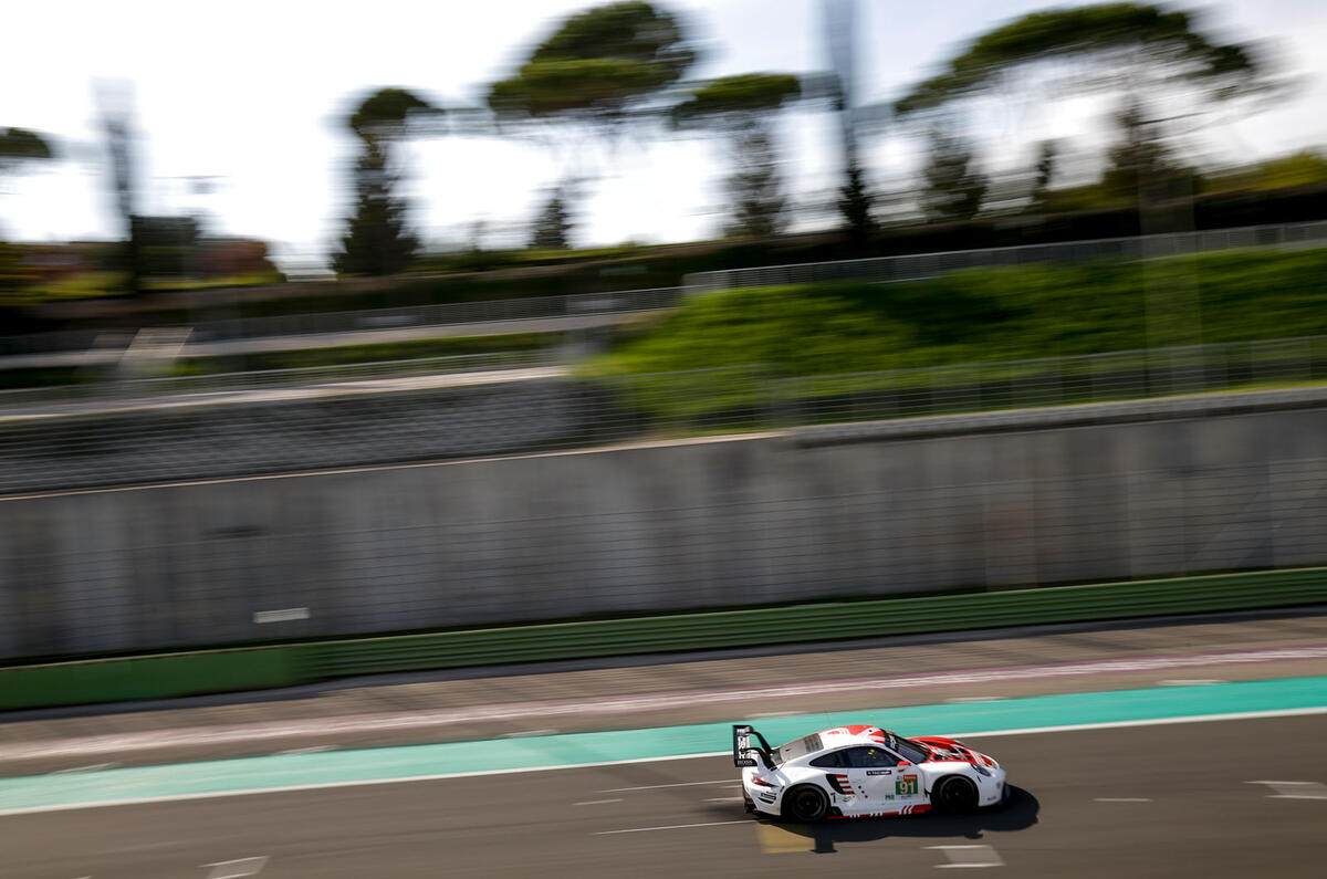 Porsche 911 RSR-19 drive - on track zoom