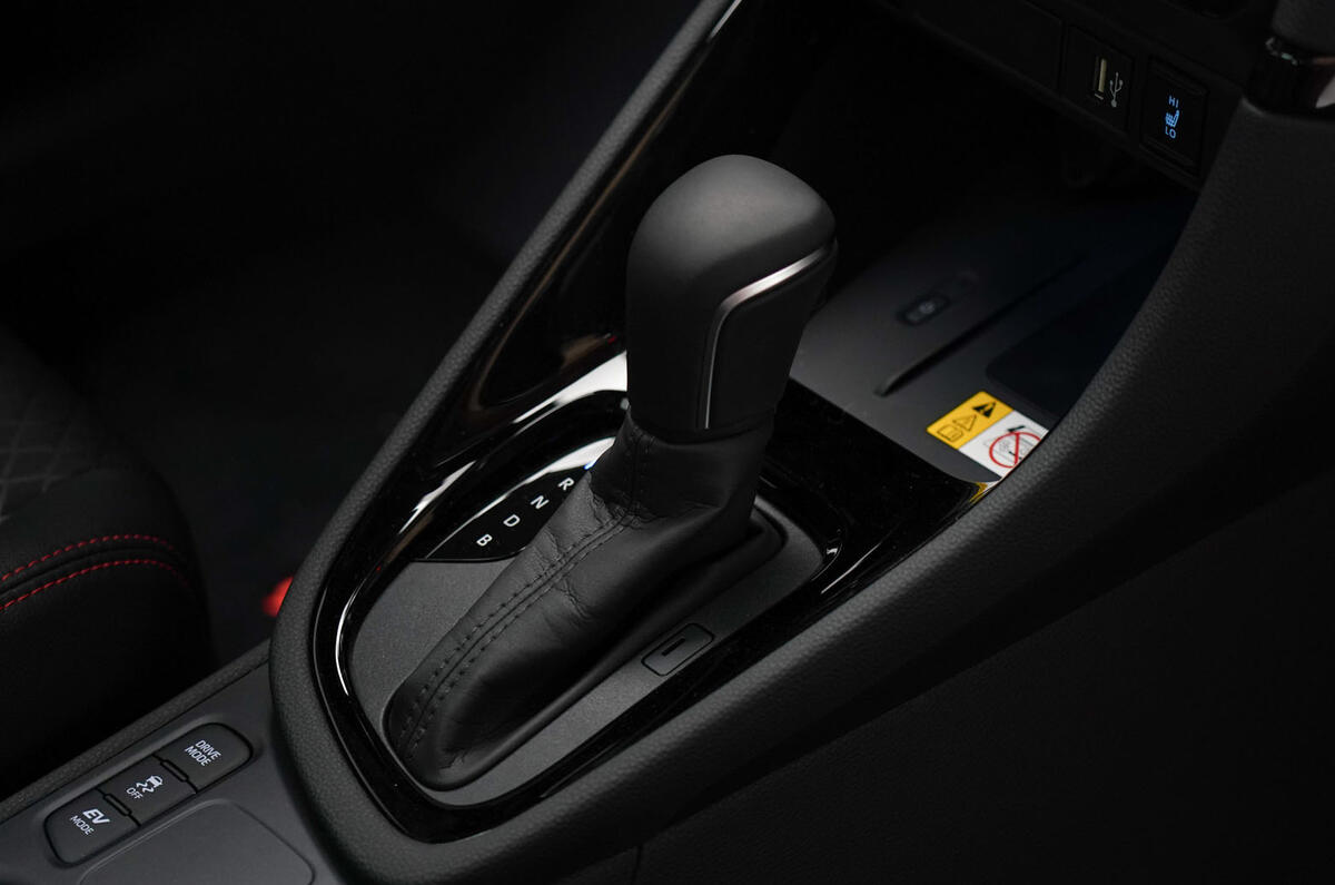 Toyota Yaris 2019 official studio - gearstick