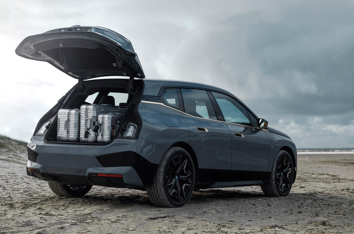 86 BMW iX M60 2022 reveal static rear