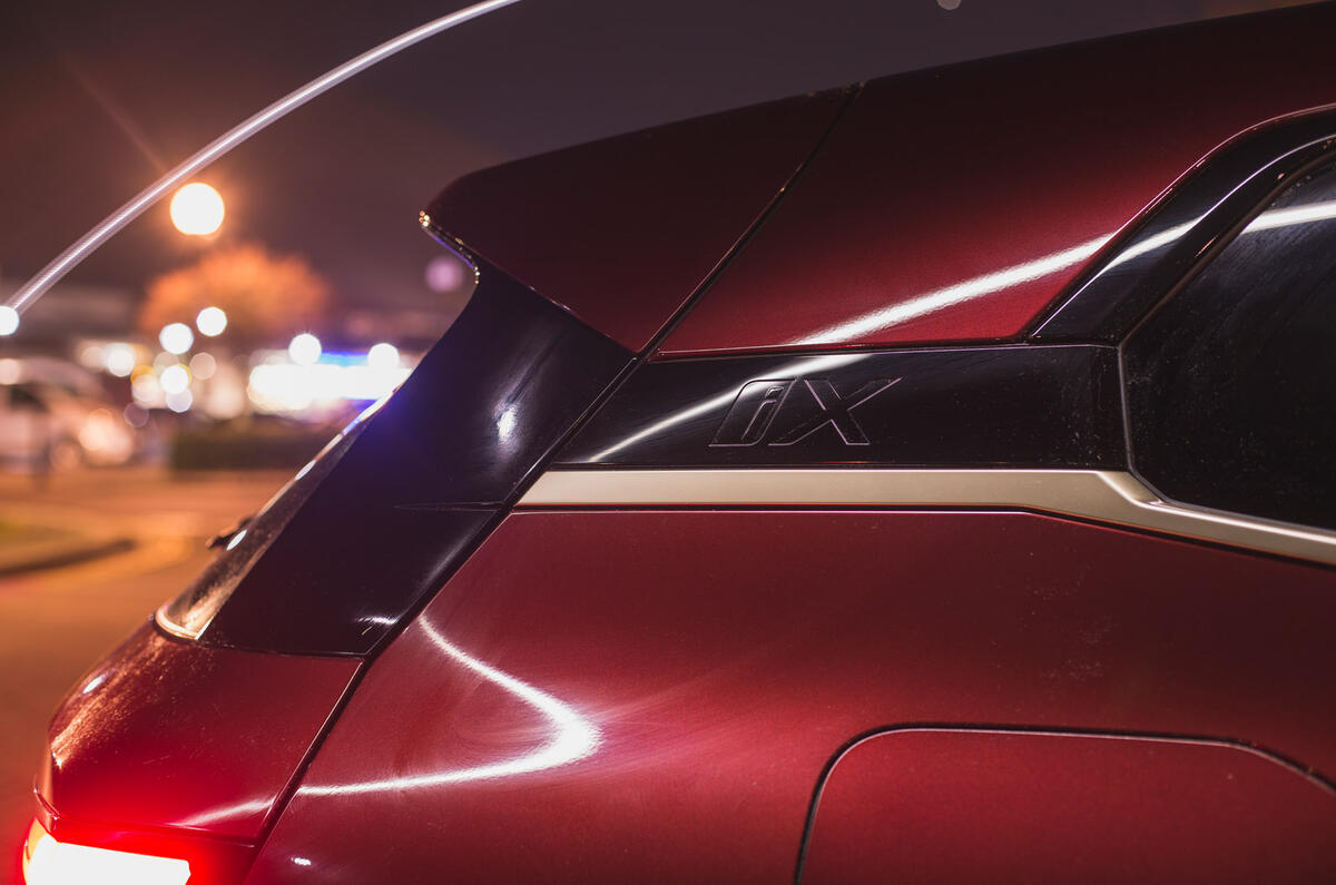 86 BMW iX vs Mercedes EQS 2022 BMW side badge