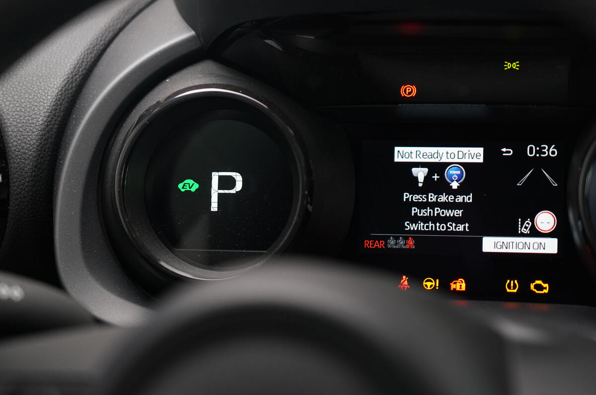 Toyota Yaris 2019 official studio - instruments