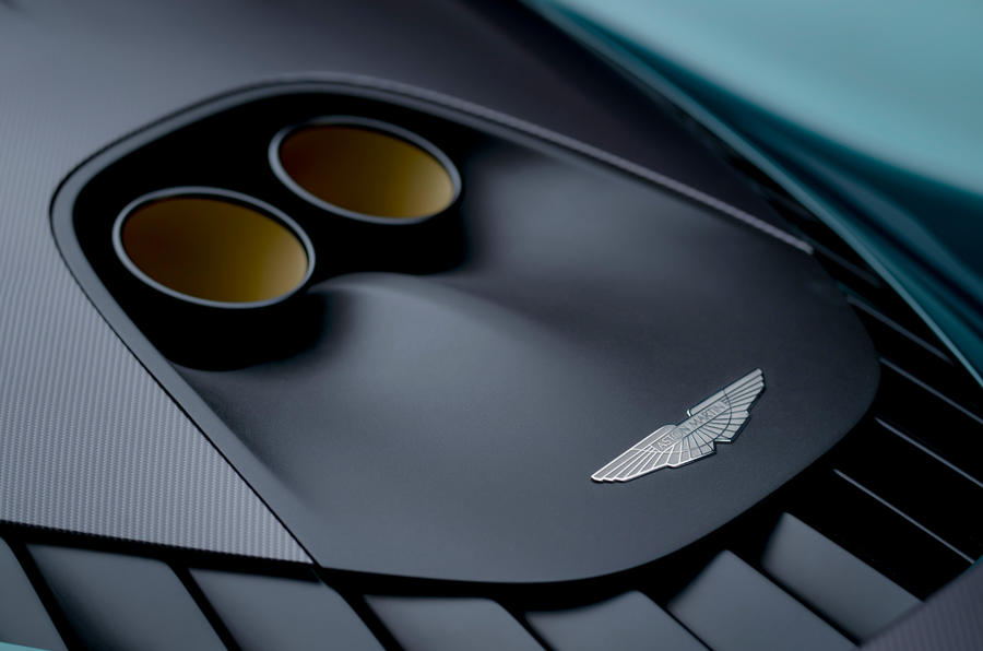 Официальный представитель Aston Martin Valhalla 88 показал выхлопные системы