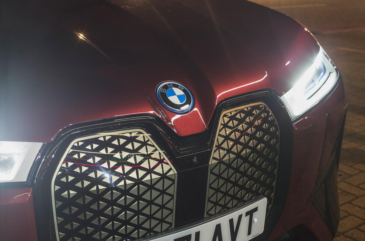 88 BMW iX vs Mercedes EQS 2022 BMW nose night