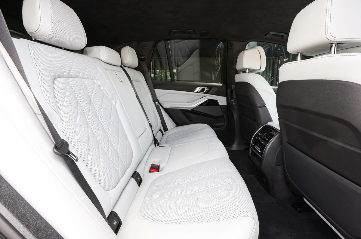 88 BMW X5 Facelift FD 2023 rear seats