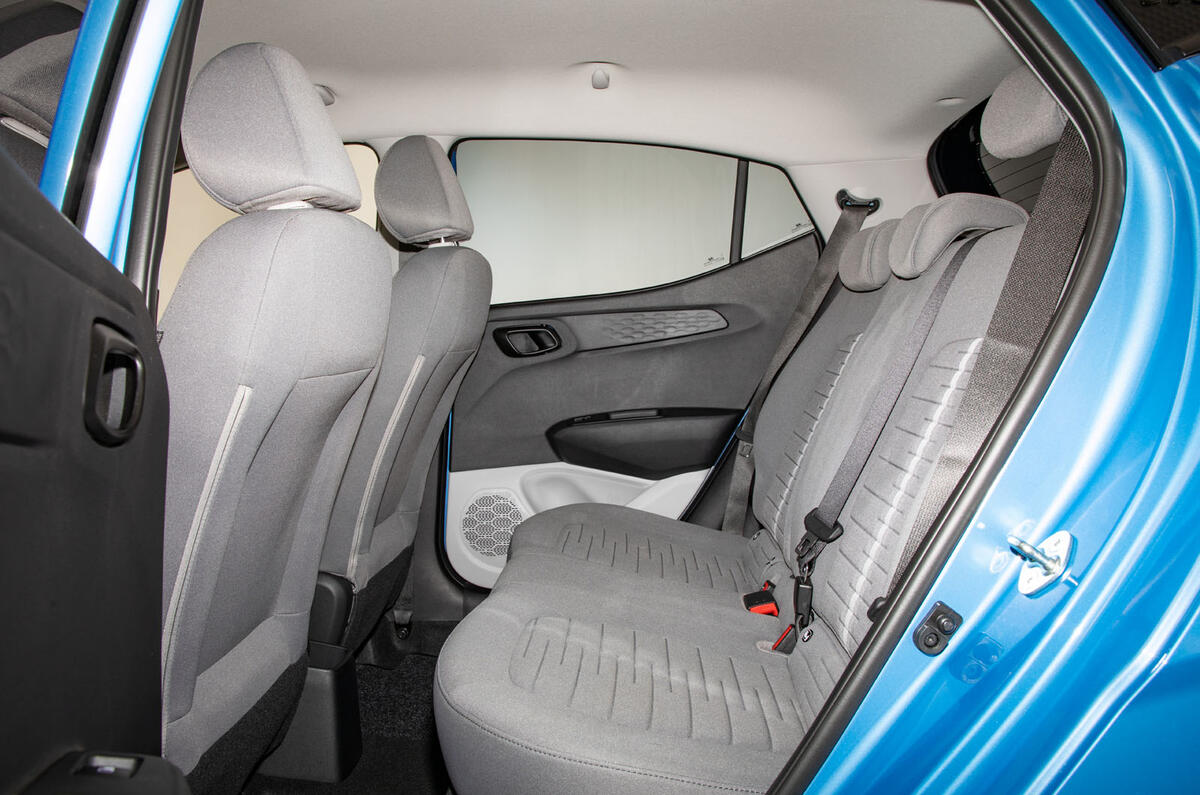 88-hyundai-i10-2019-reveal-studio-rear-s