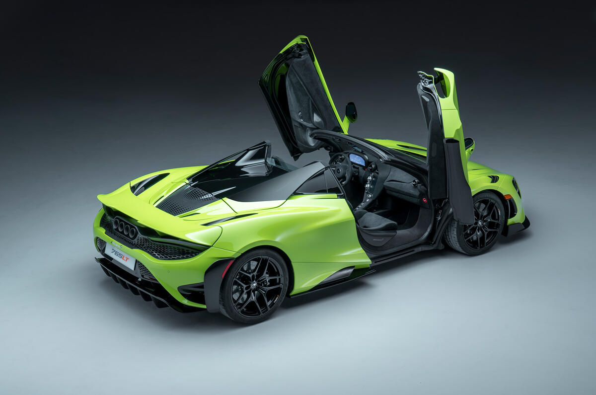 88 McLaren 765LT Spider Studio puertas traseras estáticas abiertas