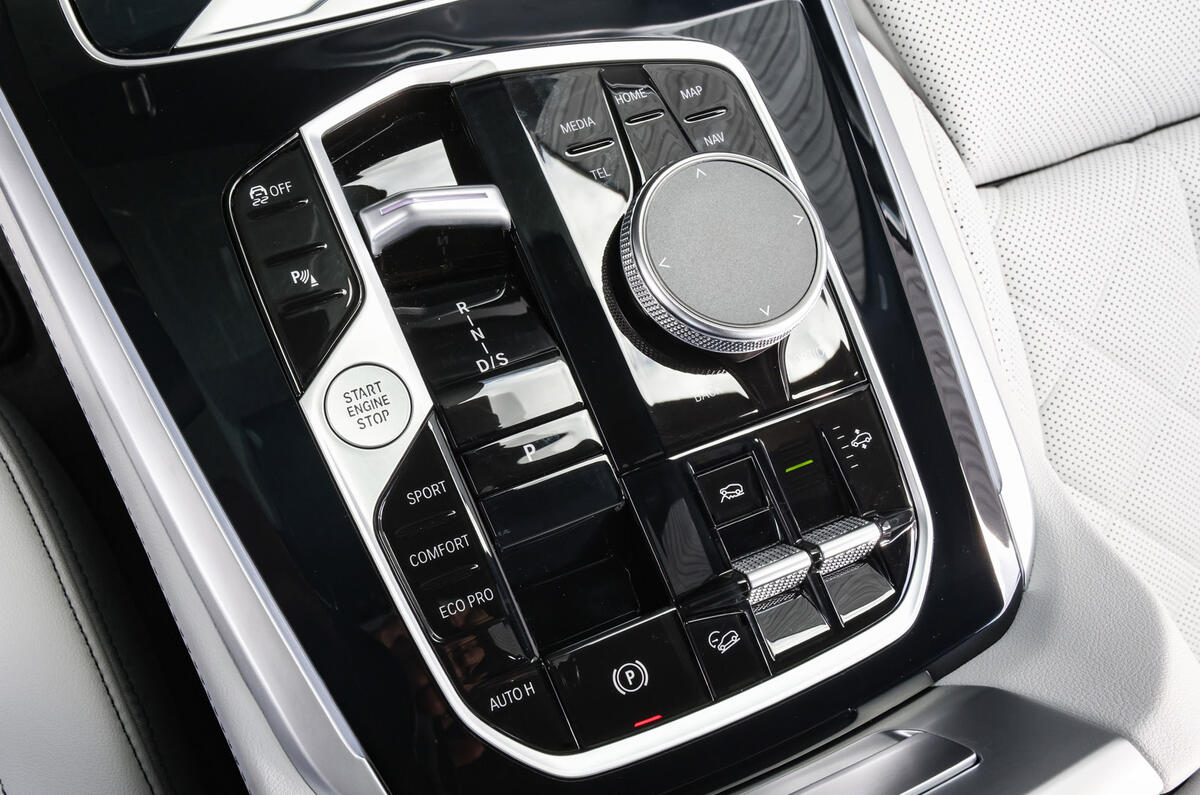 89 BMW X5 Facelift FD 2023 centre tunnel