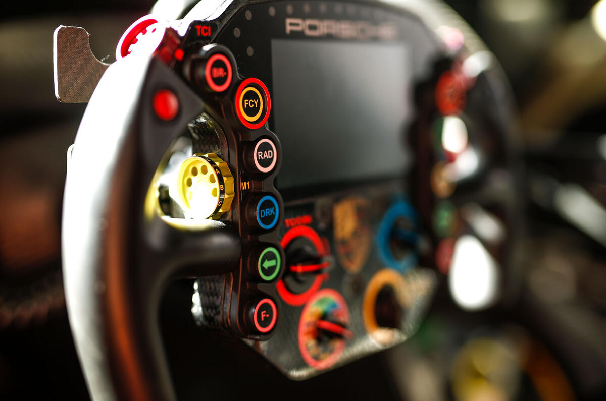 Porsche 911 RSR-19 drive - drive buttons