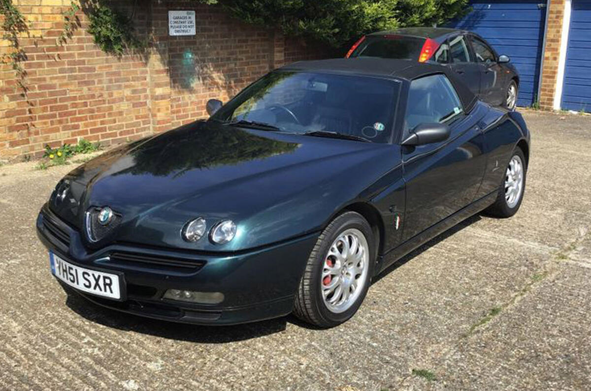 Alfa Romeo Spider V6 - static front