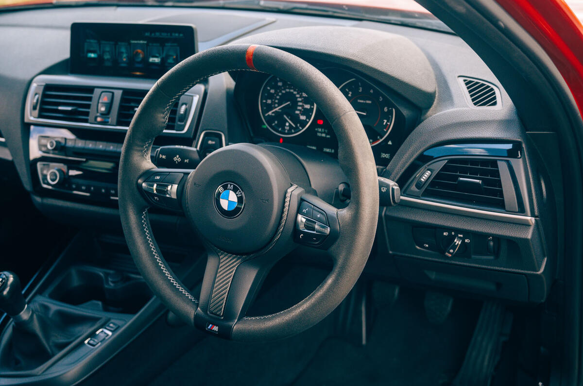 Oiseaux BMW m140i 2020 : premier bilan de conduite au Royaume-Uni - volant