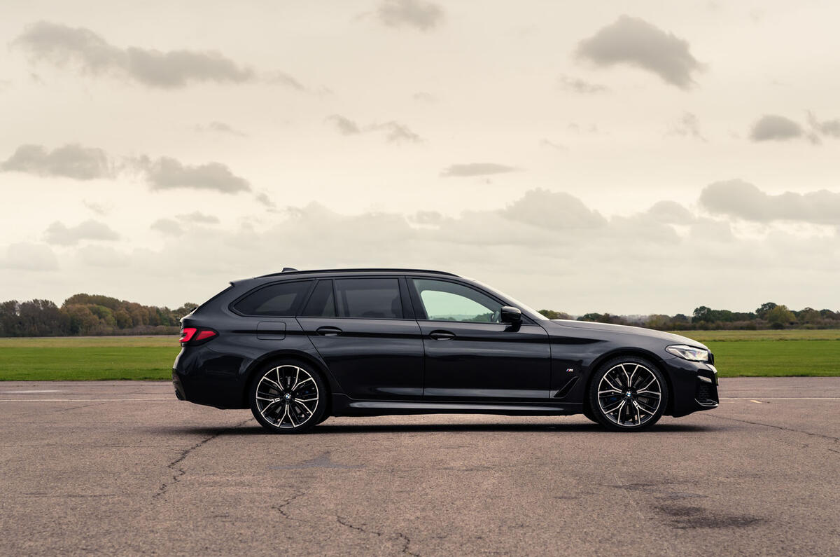 9 BMW 5 Series Touring 530d 2021 UK FD static side