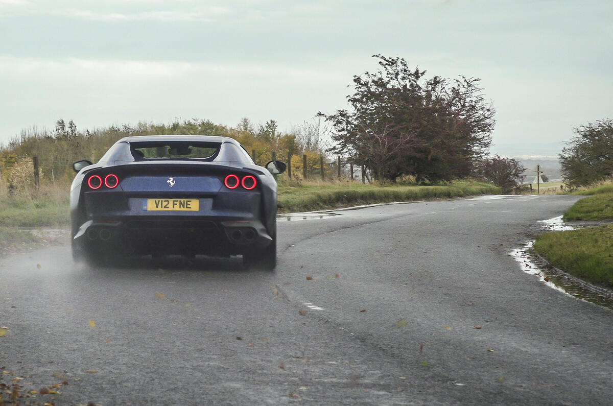 Ferrari 812 GTS 2020 : premier examen de conduite au Royaume-Uni - sur la route arrière