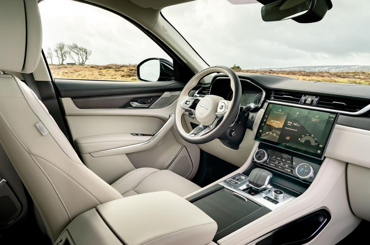 9 Jaguar F Pace P400e 2021 uk : premier essai, tableau de bord.