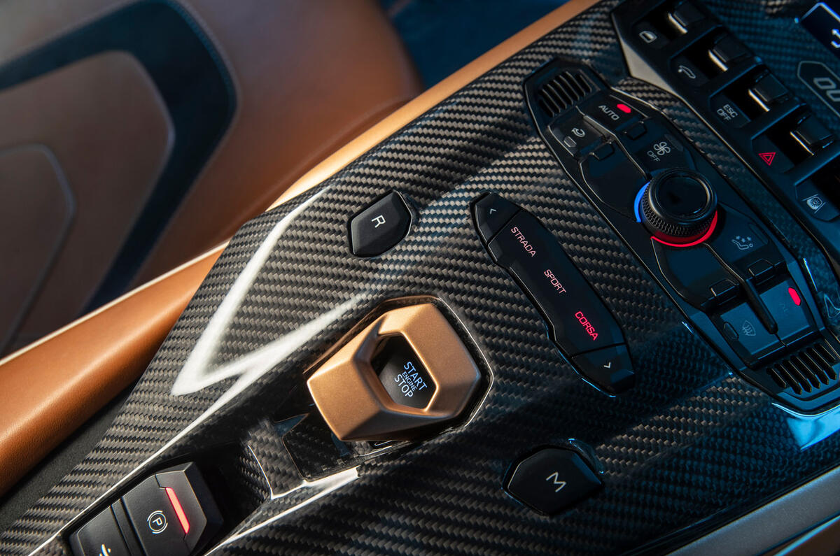 9 Lamborghini Sian 2021 : le premier bouton de démarrage de l'examen de la conduite au Royaume-Uni