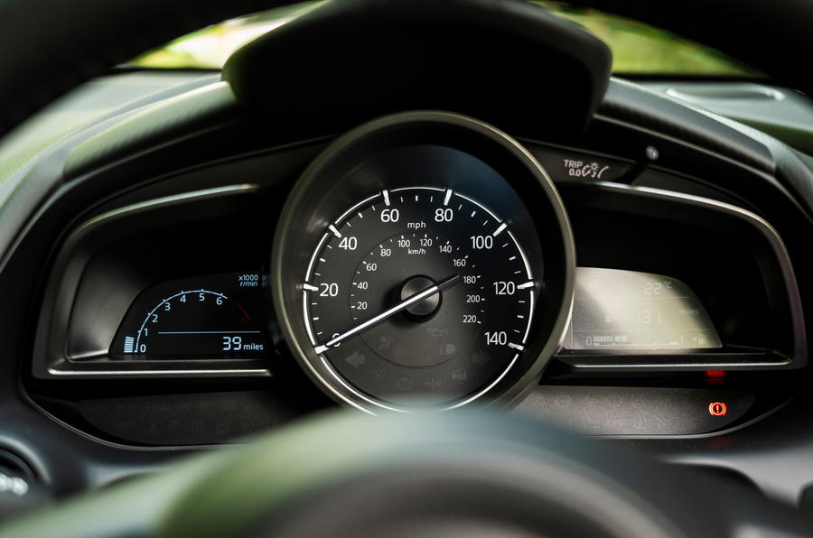 9 Mazda 2 2021 uk : essai routier instruments