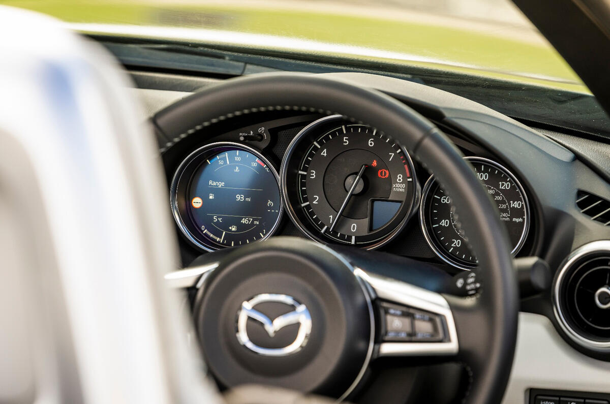9 Mazda MX 5 Sport Venture 2021 UK FD instruments
