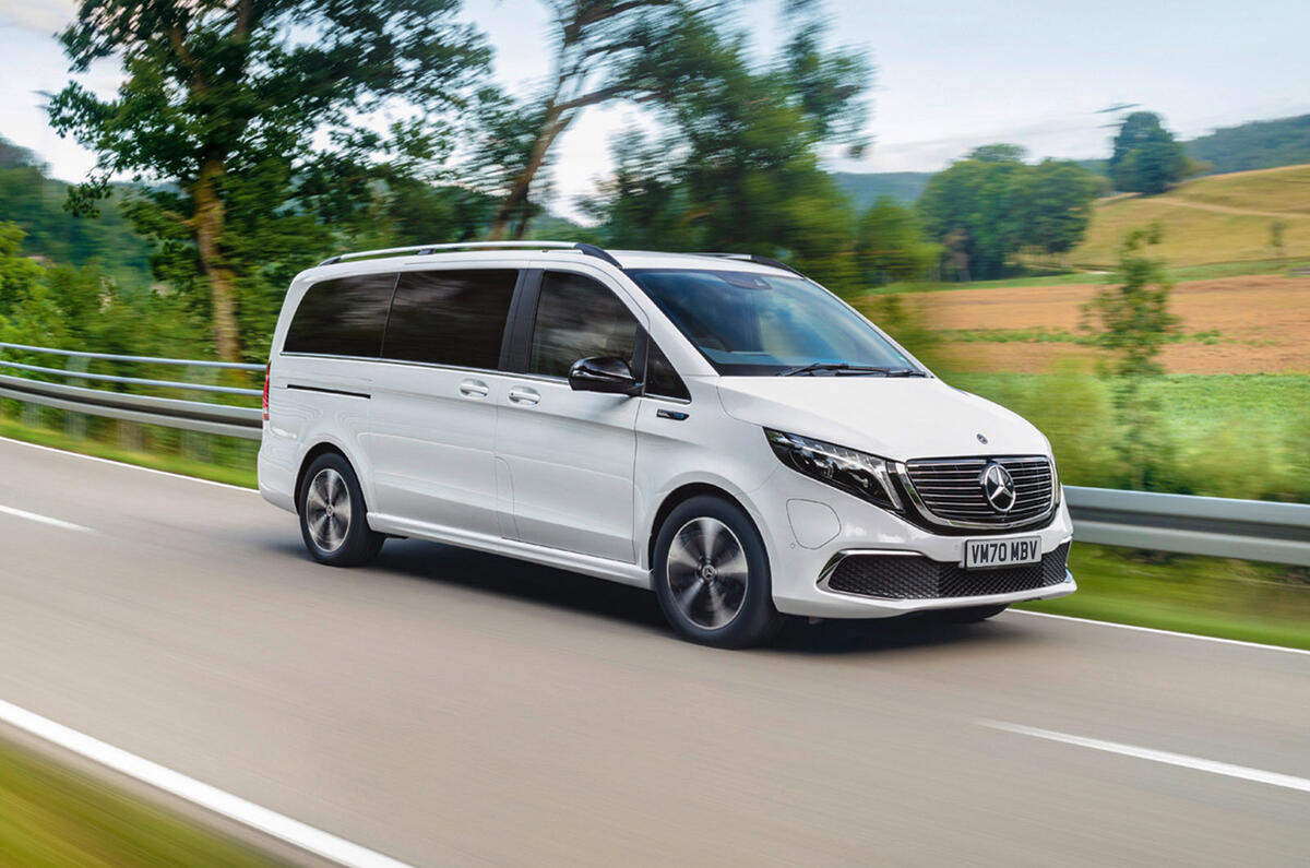 9 Mercedes Benz EQV 2021 LHD : essai routier en virage.