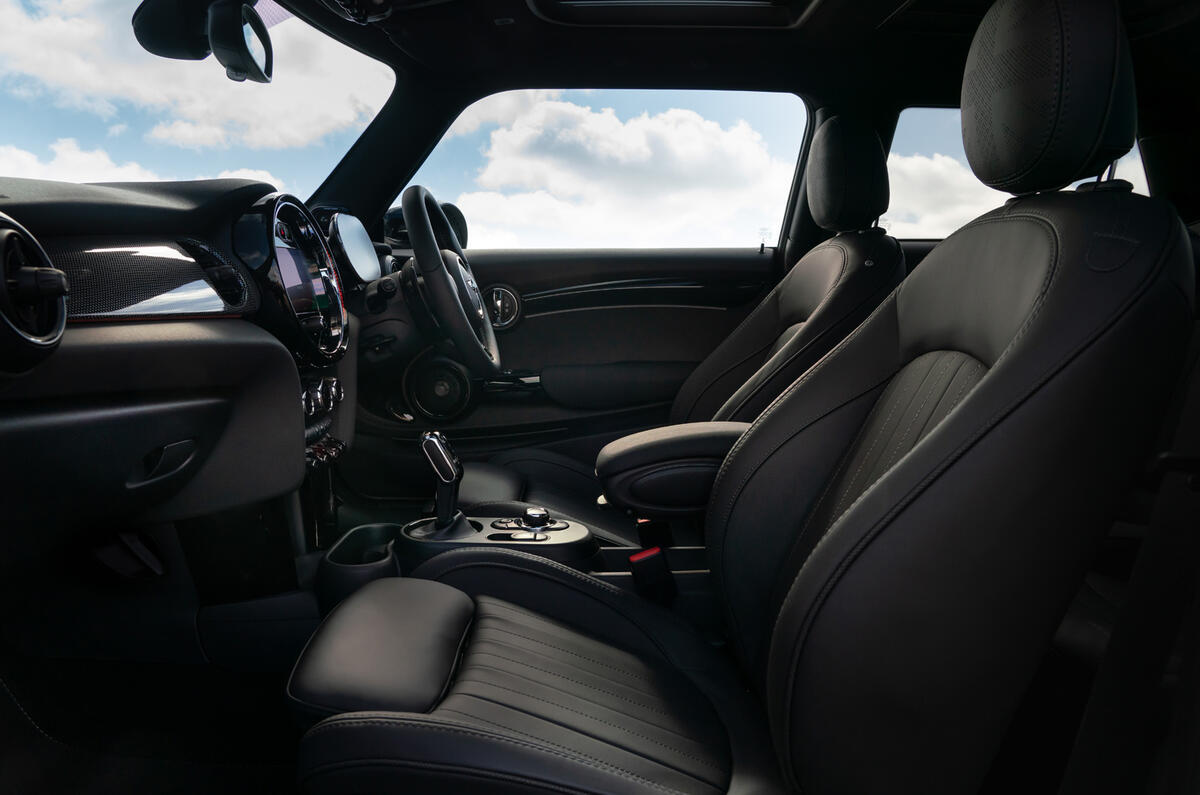 9 Mini Cooper S 2021 UK FD cabin