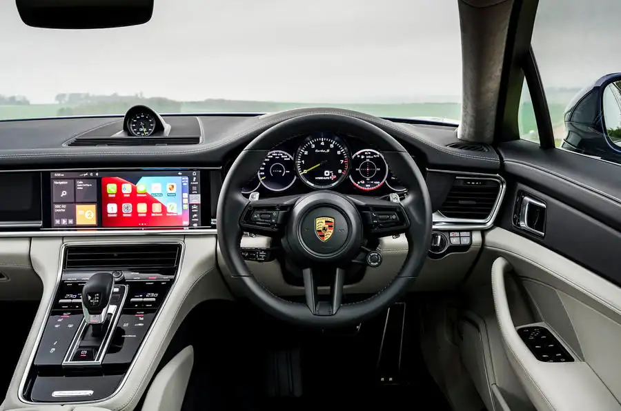 9 Tableau de bord de la Porsche Panamera Turbo S E Hybrid ST 2021 UE FD