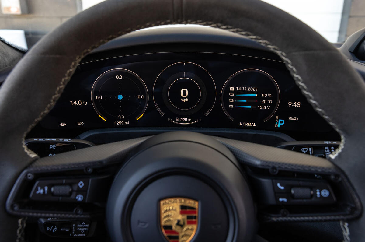 9 Porsche Taycan GTS 2021 : premier essai, instruments.