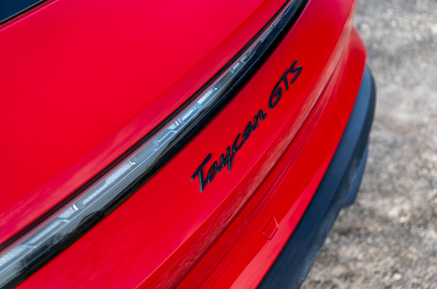 9 Porsche Taycan GTS sport turismo LHD UE 2022 : avis sur le badge arrière