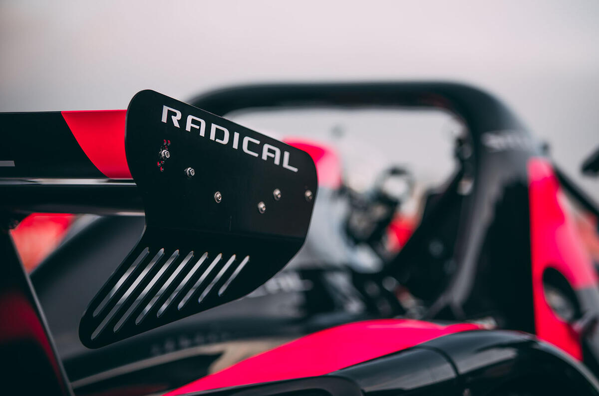 Radical SR10 2020 : premier examen de la conduite au Royaume-Uni - aile arrière
