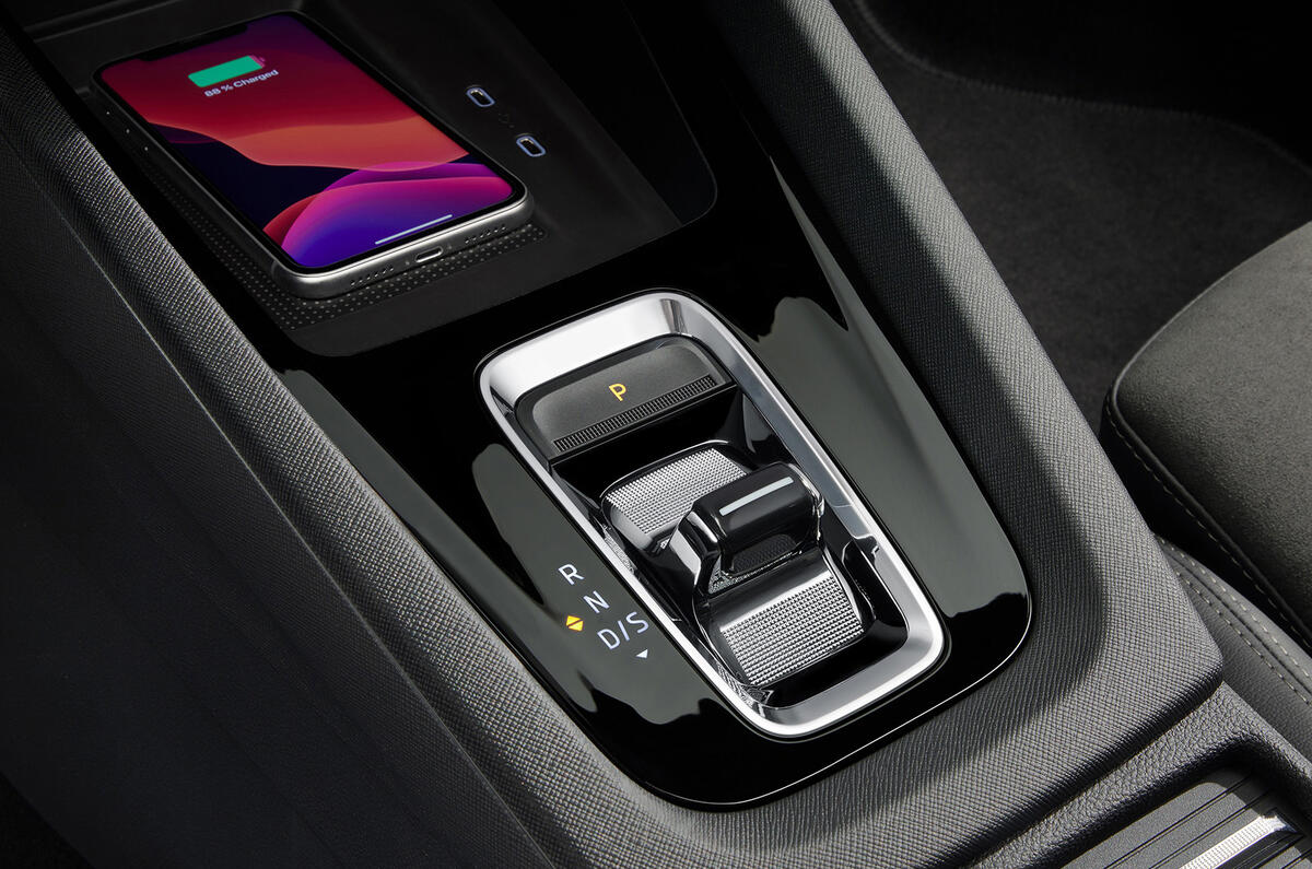 Skoda Octavia IV 2020 first drive review - gearstick