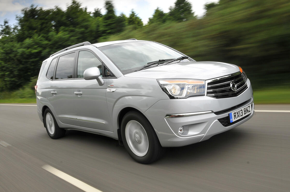 9 ssangyong turismo