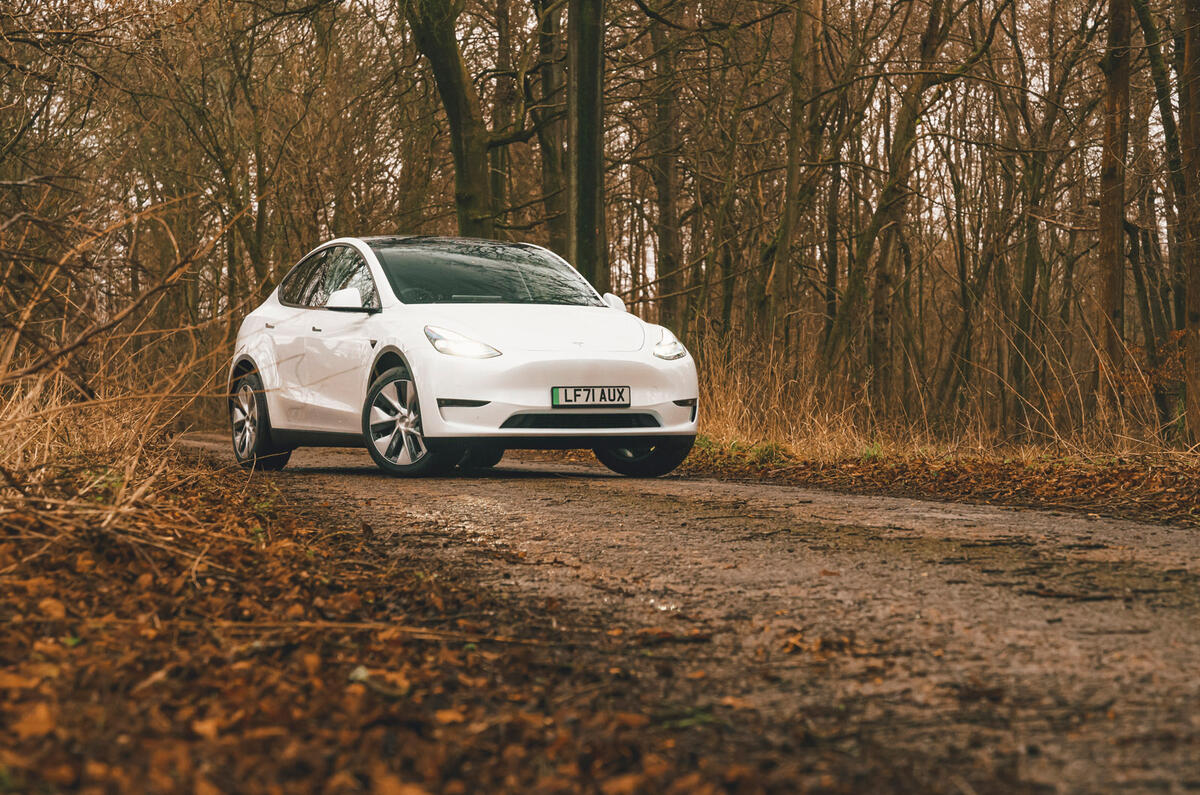 9 Tesla Model Y 2022 UE : essai de conduite, suivi du comportement statique.