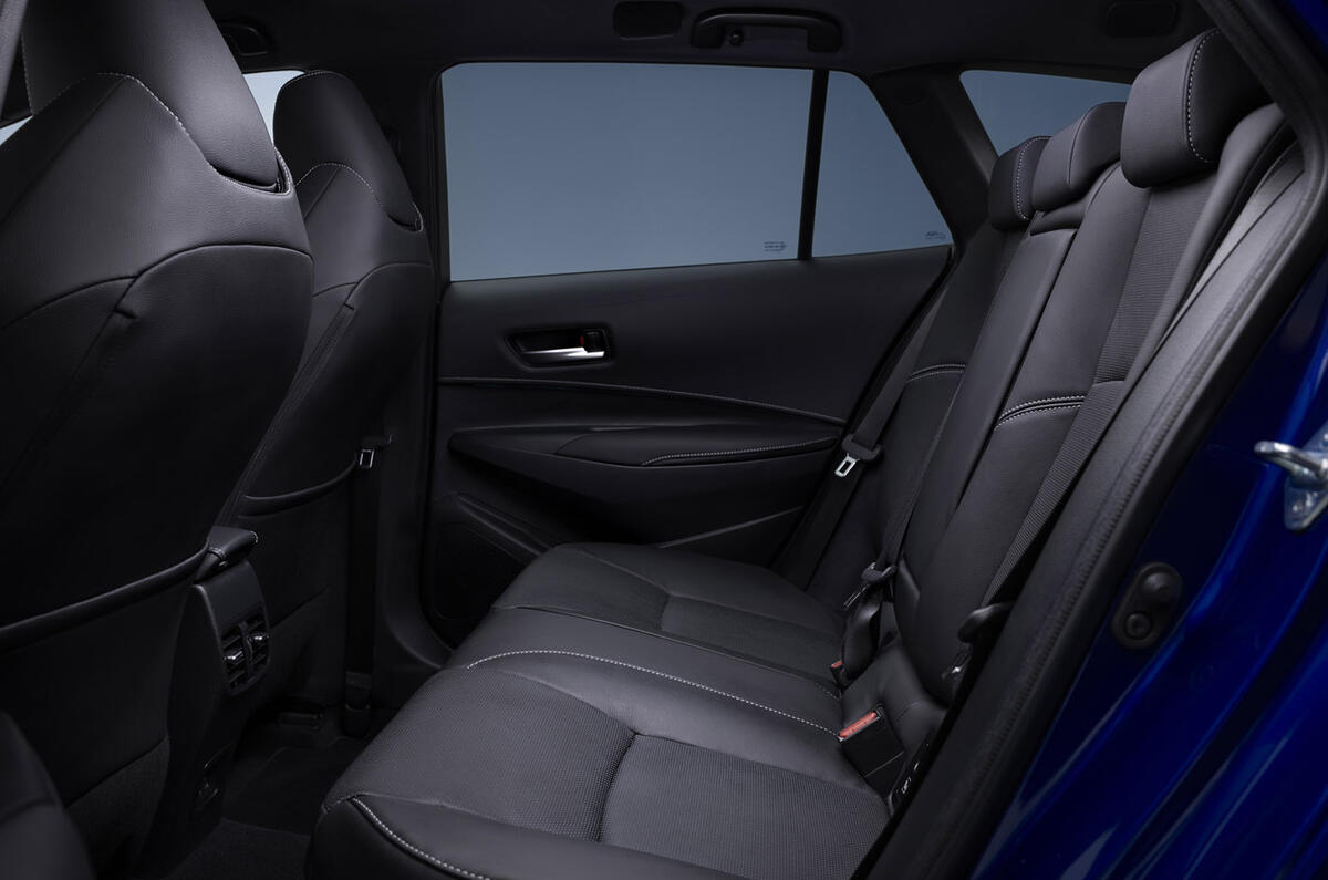9 Toyota Corolla touring sports proto 2023 FD rear seats
