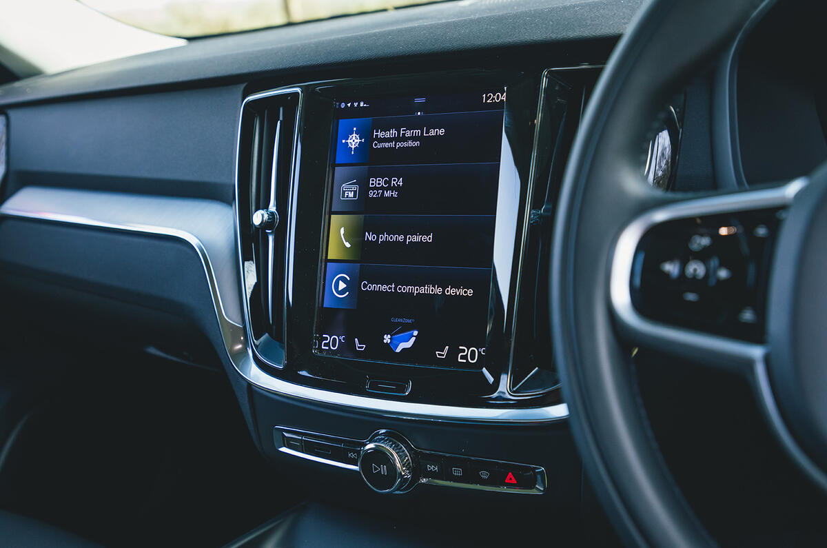 9 Volvo V60 B3 Momentum 2021 UE premier essai essai infotainment