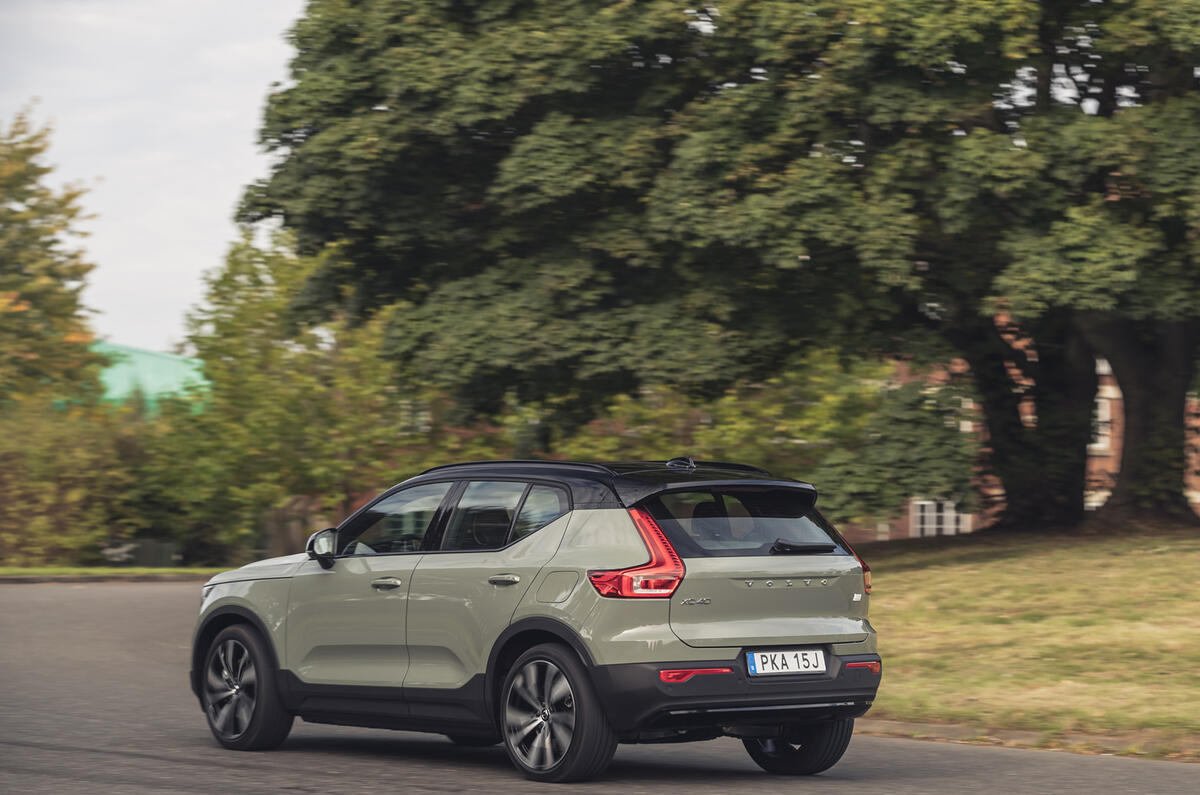 Volvo XC40 P8 Recharge 2020 : premier bilan de conduite au Royaume-Uni - l'arrière en virage