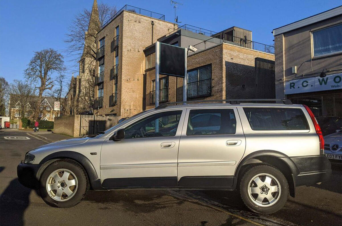 Volvo XC70 - static side
