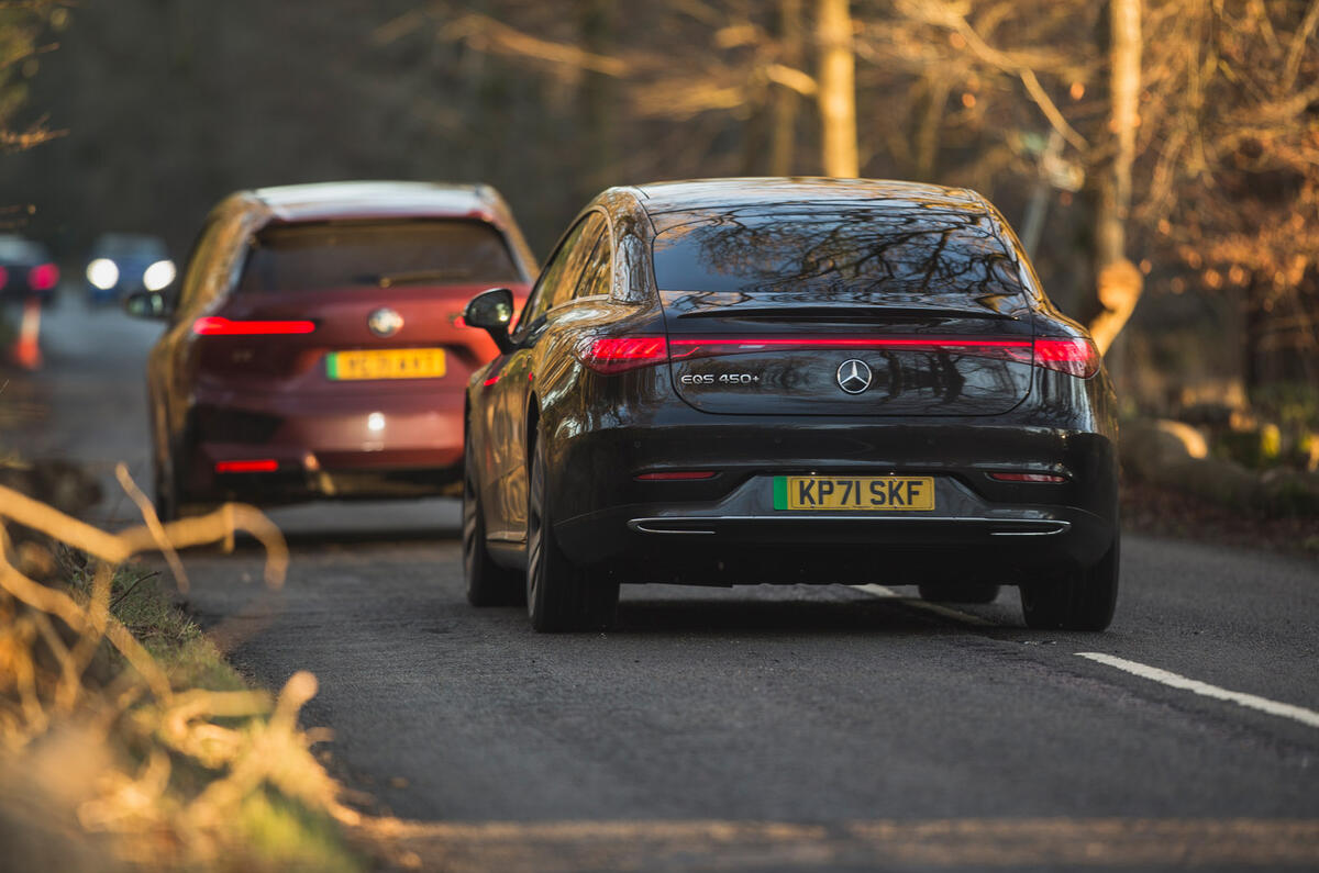 90 BMW iX vs Mercedes EQS 2022 duo rear