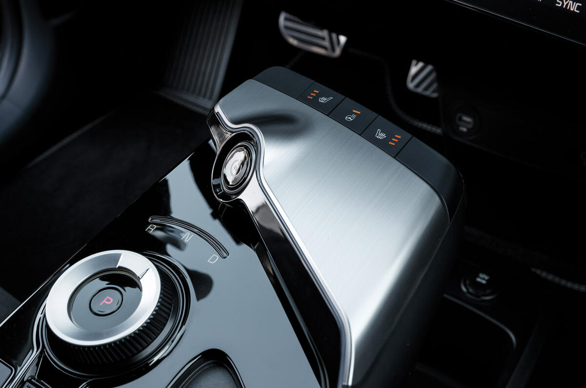 90 Kia EV6 prototype ride 2022 centre console