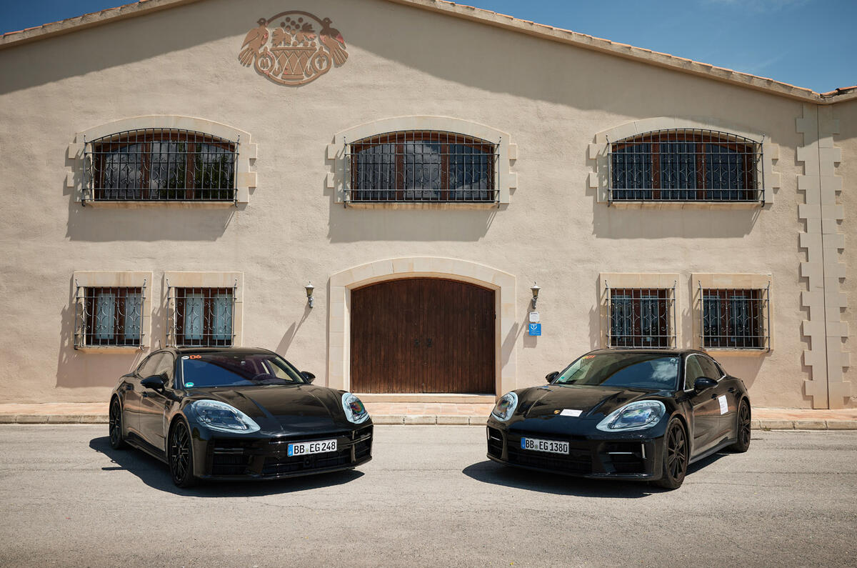 90 Porsche Panamera prototipo FD 2023 estático dos coches