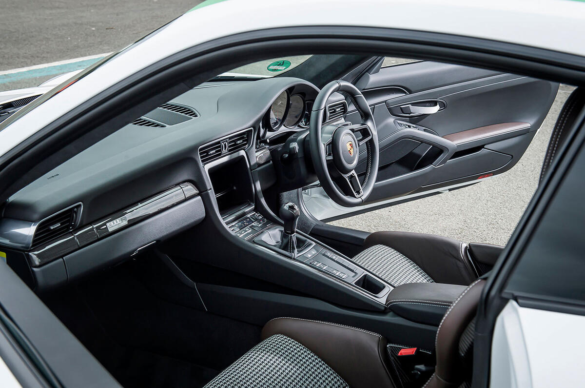 Porsche 911 R interior