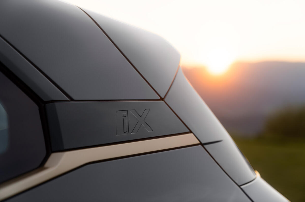 92 BMW iX M60 2022 reveal roofline