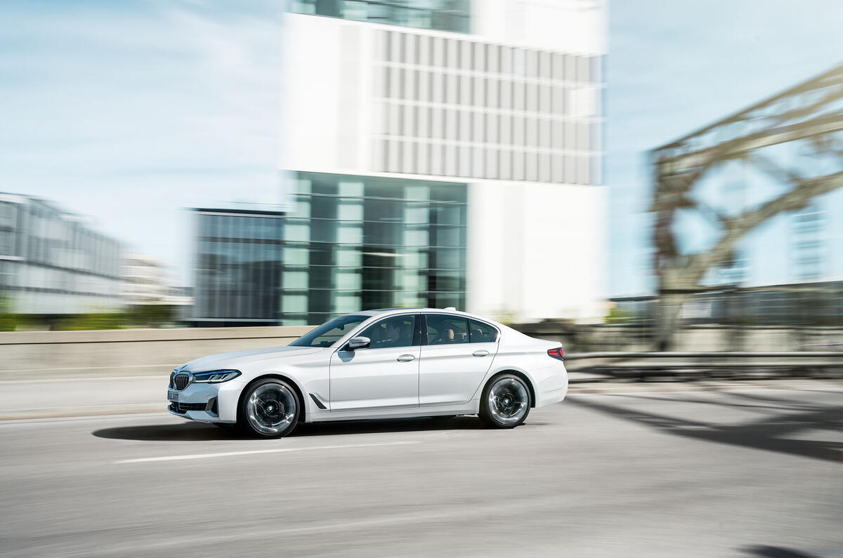 BMW 540i 2020 facelift official images - tracking side