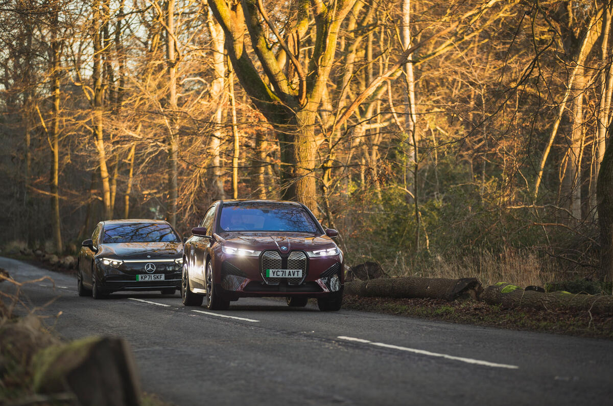 93 BMW iX vs Mercedes EQS 2022 country duo