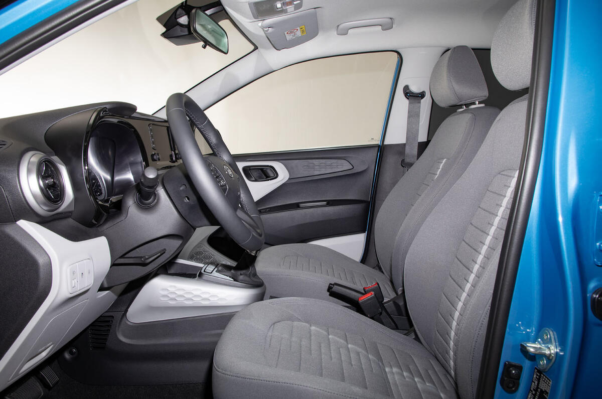 93-hyundai-i10-2019-reveal-studio-cabin.