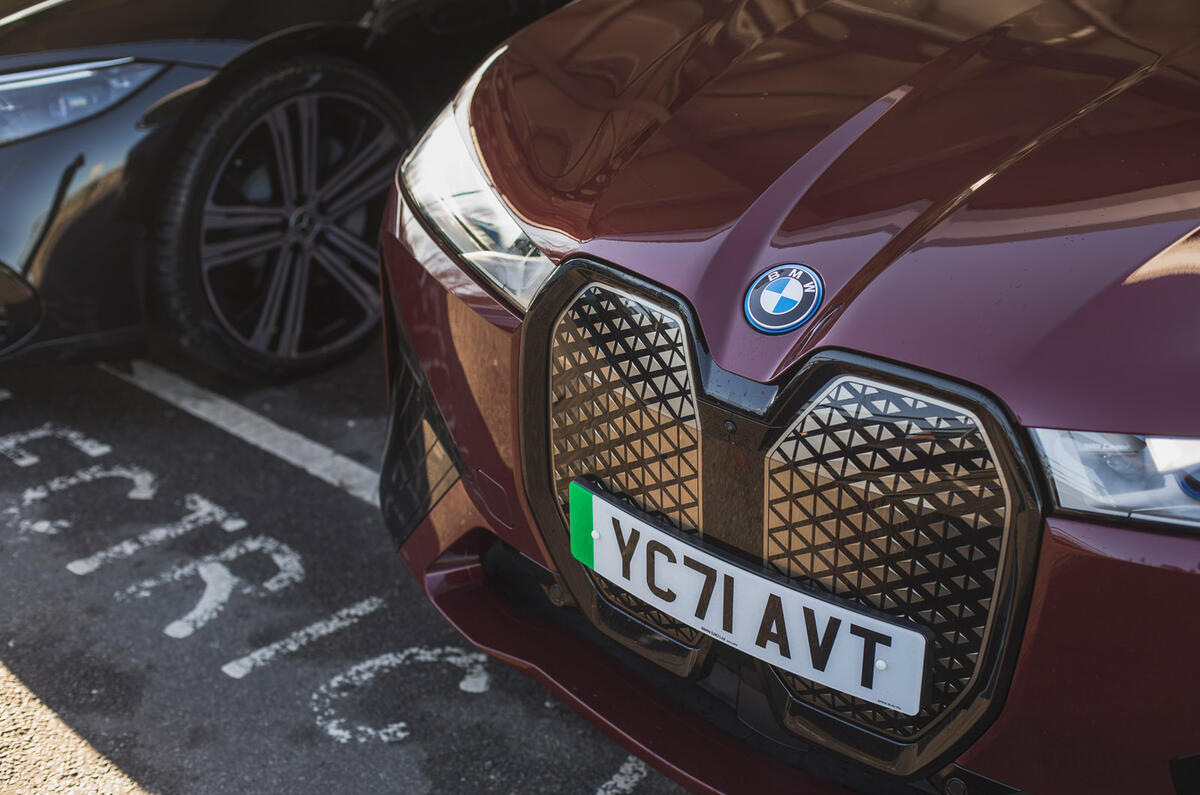 94 BMW iX vs Mercedes EQS 2022 iX nose